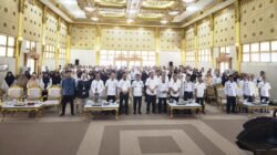 Sesi foto bersama dalam acara Pembekalan Pra Pensiun bagi ratusan ASN di Aula Kantor Bupati Sambas, Rabu (6/8/2025).