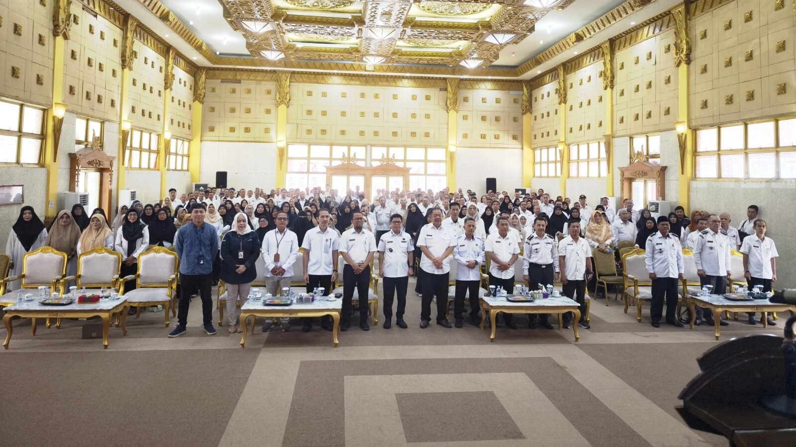 Sesi foto bersama dalam acara Pembekalan Pra Pensiun bagi ratusan ASN di Aula Kantor Bupati Sambas, Rabu (6/8/2025).