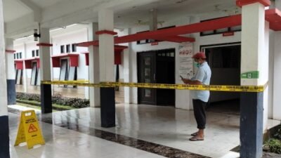 Garis polisi di ruangan radiologi dan laboratorium RSUD Kabupaten Landak yang terbakar. (Dok. Ist)