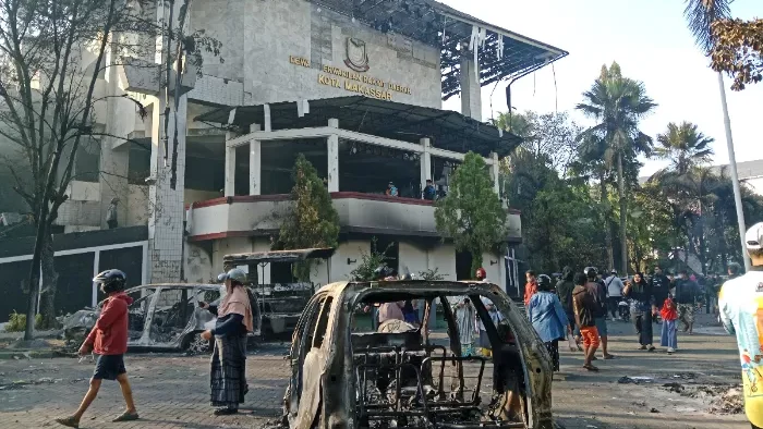 Kondisi Kantor DPRD Kota Makassar usai dibakar massa demo. (Dok. Ist)