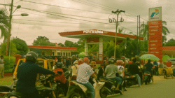 Antrean panjang kendaraan di SPBU Kapuas Hulu akibat kelangkaan BBM. (Dok. Faktakalbar.id)