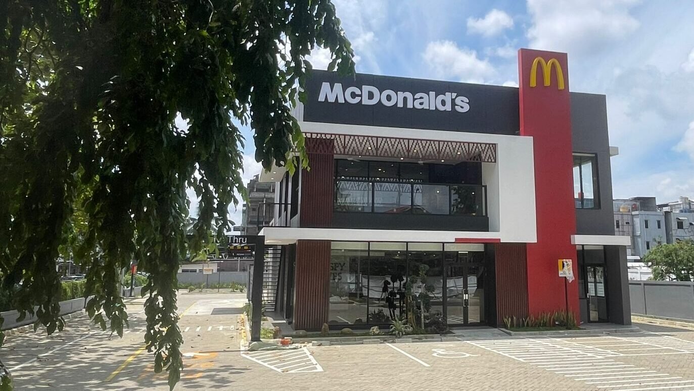 Tampak depan bangunan baru gerai McDonald's di Jalan Jenderal Ahmad Yani, Pontianak, yang berdiri di sebelah Warkop Asiang dan siap beroperasi dalam waktu dekat.