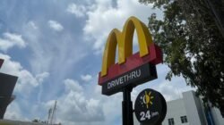 Plang McDonald's di Gerai Jalan Jenderal Ahmad Yani, Pontianak, yang berdiri di sebelah Warkop Asiang dan siap beroperasi dalam waktu dekat. (Dok. Faktakalbar.id)