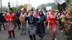 Gubernur Kalimantan Barat, Ria Norsan, saat mengikuti Karnaval Gemilang Budaya Kalimantan, Minggu (10/8/2025).