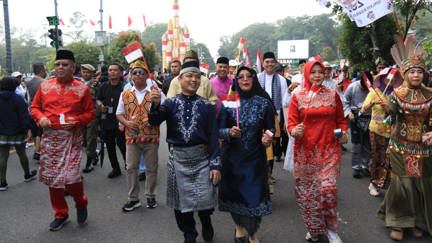 Gubernur Kalimantan Barat, Ria Norsan, saat mengikuti Karnaval Gemilang Budaya Kalimantan, Minggu (10/8/2025).