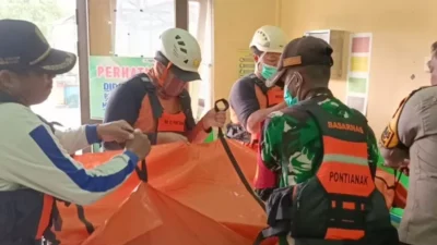 Tim SAR gabungan mengevakuasi jasad korban hilang di sungai Mempawah Hulu. (Dok. Ist)