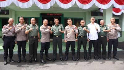 Kapolresta Pontianak, Kombes Pol Suyono, berfoto bersama Dandim 1207/Pontianak, Letkol Inf Robbi Firdaus, beserta jajaran saat kunjungan silaturahmi di Makodim 1207/Ptk, Senin (25/8/2025). Foto: HO/Faktakalbar.id