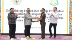 Jaksa Agung ST Burhanuddin dalam Entry Meeting Pemeriksaan Kinerja Pendahuluan bersama Pimpinan Keuangan Negara I BPK RI, Nyoman Adhi Suryadnyana (kanan), di Gedung Utama Kejaksaan Agung, Jakarta, Kamis (7/8/2025).