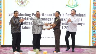 Jaksa Agung ST Burhanuddin dalam Entry Meeting Pemeriksaan Kinerja Pendahuluan bersama Pimpinan Keuangan Negara I BPK RI, Nyoman Adhi Suryadnyana (kanan), di Gedung Utama Kejaksaan Agung, Jakarta, Kamis (7/8/2025).