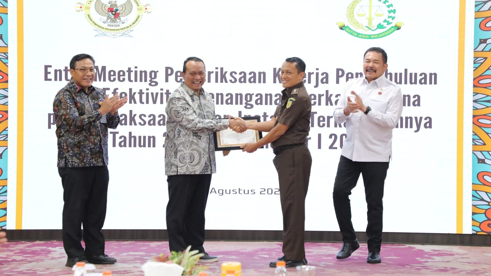Jaksa Agung ST Burhanuddin dalam Entry Meeting Pemeriksaan Kinerja Pendahuluan bersama Pimpinan Keuangan Negara I BPK RI, Nyoman Adhi Suryadnyana (kanan), di Gedung Utama Kejaksaan Agung, Jakarta, Kamis (7/8/2025).