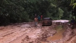 Kondisi jalan menuju arah Tanjung–Marau, khususnya di wilayah Kecamatan Jelai Hulu, terlihat juga terdapat mobil yang kecil yang tersangkut di kubangan lumpur pada jalan tersebut. Foto: Facebook/Aga Pardela