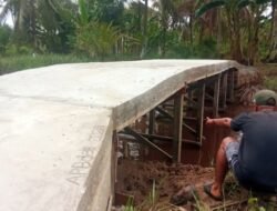 Diduga Mark-Up, Proyek Jembatan Rp 60 Juta di Desa Parit Bugis Disorot Warga