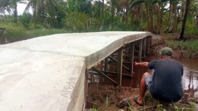Kondisi jembatan di Dusun Asam, Desa Parit Bugis, yang diduga dibangun tidak sesuai dengan anggaran Dana Desa (DD) 2025 sebesar Rp 60 juta.
