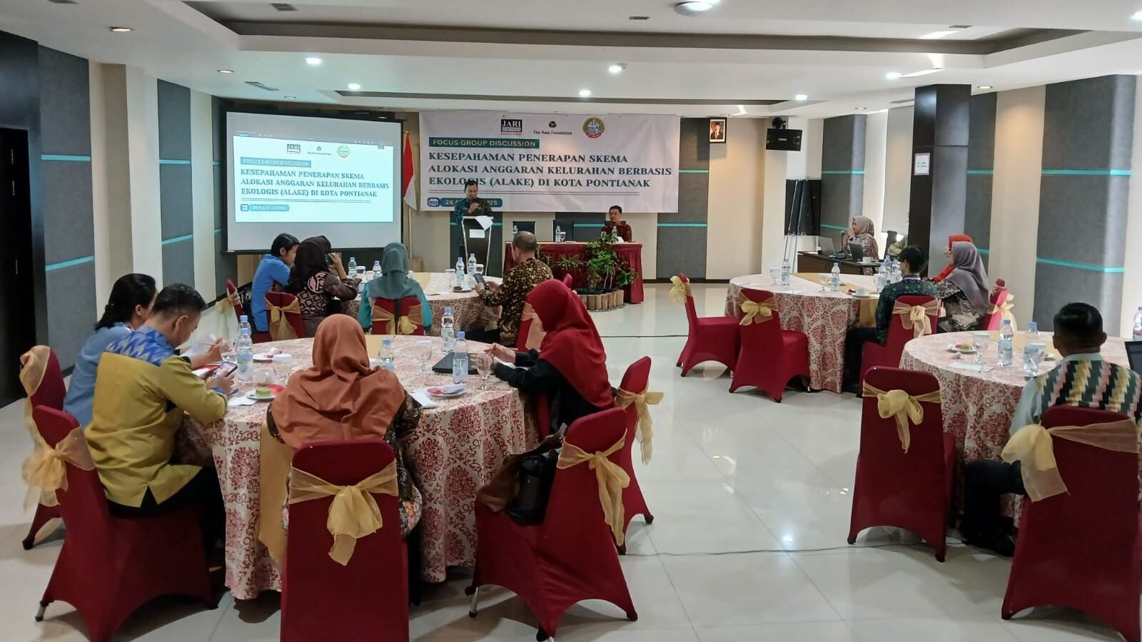 Kabid PPE Bapperida Pontianak, Imansyah menyampaikan sambutan dalam Focus Group Discussion (FGD) Kesepahaman Penerapan Skema Alokasi Anggaran Kelurahan Berbasis Ekologi (ALAKE) yang digelar JARI Indonesia Borneo Barat di Hotel Orchardz Perdana, Kamis (28/8/2025). Foto: HO/Faktakalbar.id