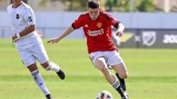 Kai Rooney, putra legenda Wayne Rooney, menunjukkan potensi besarnya saat membela tim junior Manchester United dalam sebuah pertandingan.