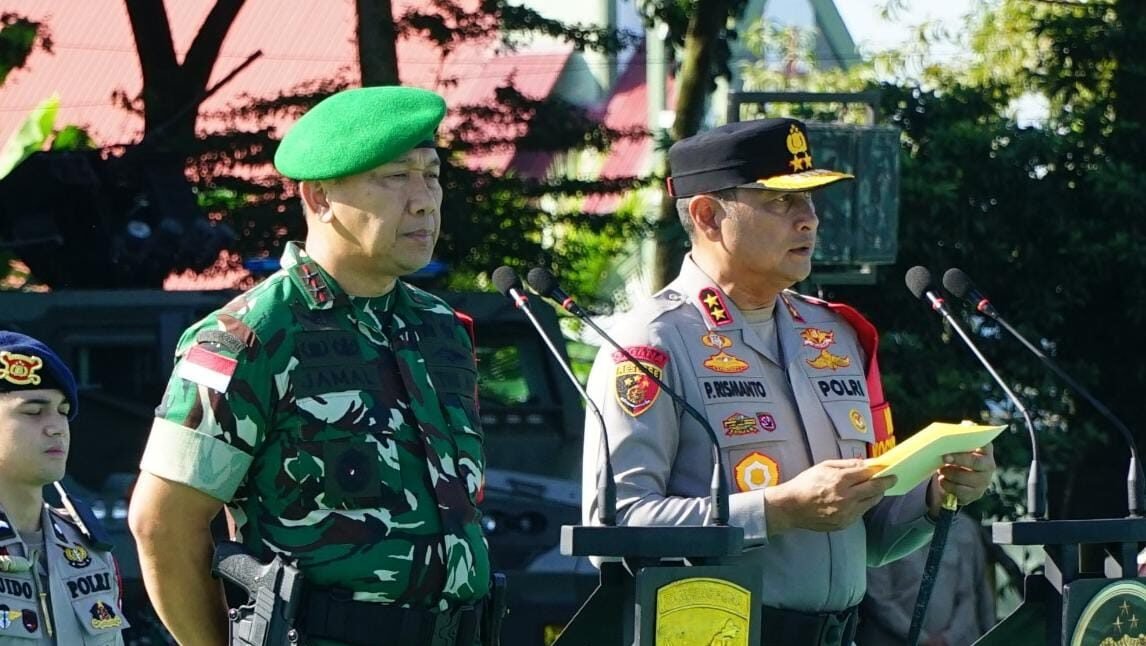 Pangdam XII/Tanjungpura, Mayjen TNI Jamallulael, didampingi Kapolda Kalbar, Irjen Pol Pipit Rismanto, saat memeriksa kesiapan pasukan dalam Apel Gelar Pasukan Pengamanan VVIP di Makodam XII/Tpr, Jumat (22/8/2025). Foto: HO/Faktakalbar.id
