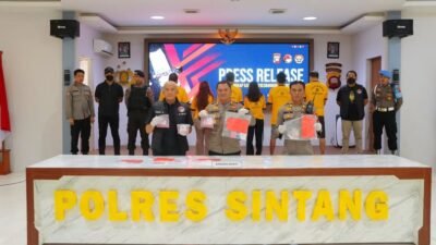 Kapolres Sintang, AKBP Sanny Handityo (tengah), didampingi jajaran Forkopimda menunjukkan barang bukti narkotika sebelum dimusnahkan di Mapolres Sintang, Rabu (13/8/2025).