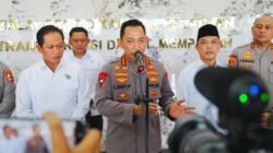 Kapolri Jenderal Listyo Sigit Prabowo saat memberikan keterangan pers terkait penanganan kebakaran hutan dan lahan (karhutla) di Mempawah, Kalimantan Barat, Jumat (8/8/2025).