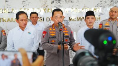 Kapolri Jenderal Listyo Sigit Prabowo saat memberikan keterangan pers terkait penanganan kebakaran hutan dan lahan (karhutla) di Mempawah, Kalimantan Barat, Jumat (8/8/2025).