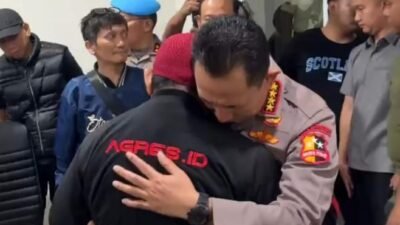 Kapolri Jenderal Listyo Sigit Prabowo saat bertemu dan menyampaikan belasungkawa secara langsung kepada keluarga almarhum Affan Kurniawan di RSCM, Jakarta.