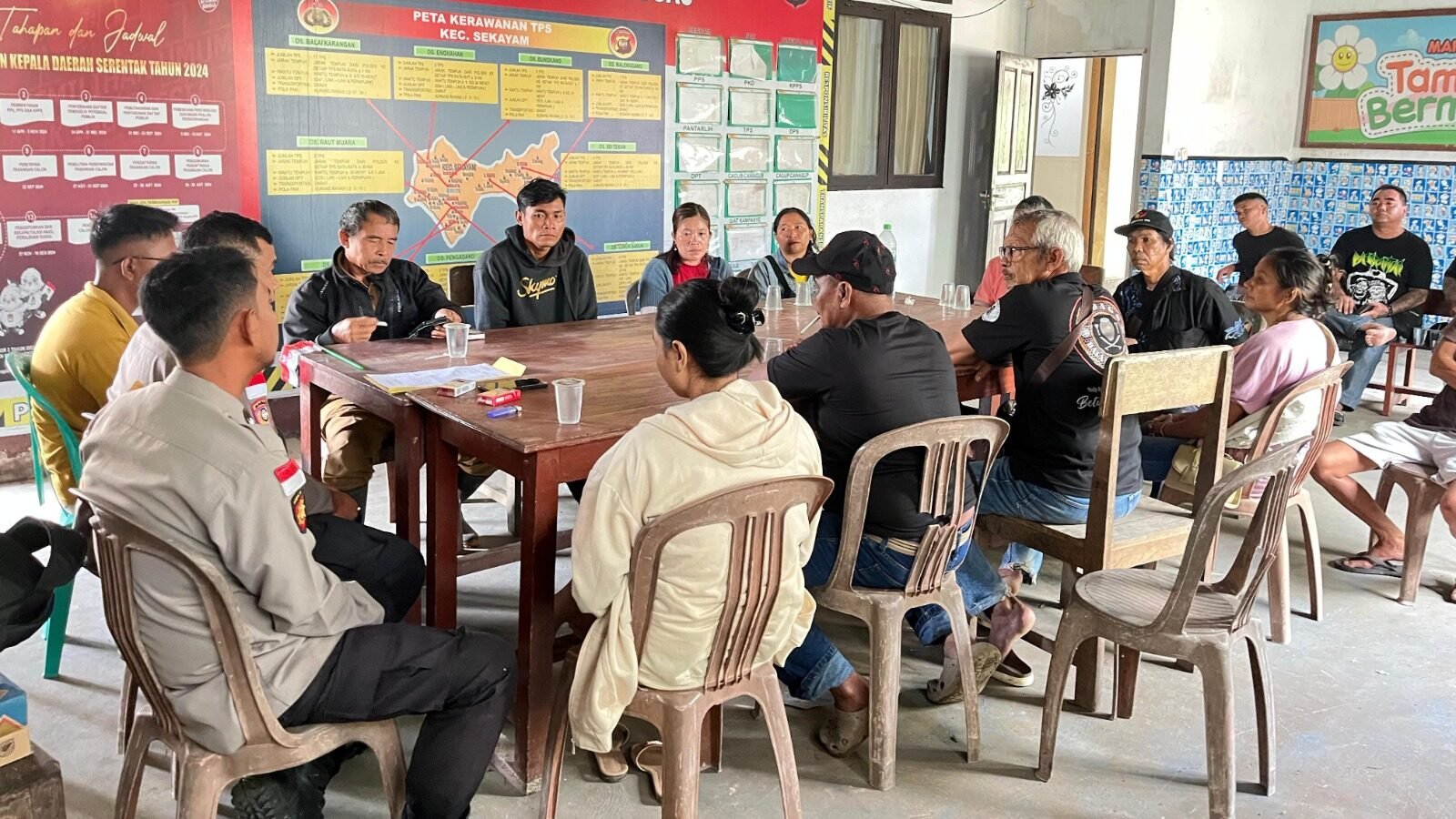 Proses mediasi antara TN dan RK yang difasilitasi oleh jajaran Polsek Sekayam, Selasa (19/8/2025). Kasus dugaan pencemaran nama baik ini berhasil diselesaikan secara kekeluargaan dengan kesepakatan sanksi adat.