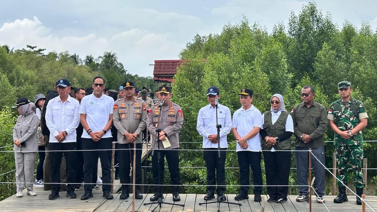Kapolri Jenderal Polisi Listyo Sigit Prabowo memberikan arahan dan sambutan saat memimpin kegiatan penanaman mangrove nasional di pesisir Kabupaten Mempawah, Jumat (8/8/2025). Dalam pesannya, ia menekankan pentingnya sinergi lintas sektor untuk menjaga kelestarian lingkungan pesisir.