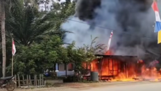 Kobaran api melalap sebuah kios penjual BBM di Desa Petai Patah, Kecamatan Sandai, Kabupaten Ketapang pada Rabu, 20 Agustus 2025.