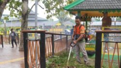 Warga setempat bersama komunitas anak muda gotong royong membersihkan dan merawat Taman Makam Batu Layang, Pontianak Utara.