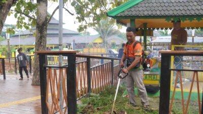 Warga setempat bersama komunitas anak muda gotong royong membersihkan dan merawat Taman Makam Batu Layang, Pontianak Utara.