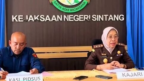 Kepala Kejaksaan Negeri Sintang, Erni Yusnita, memberikan keterangan pers terkait penahanan mantan Kades Mentunai, Aloysius, atas kasus dugaan korupsi anggaran desa di Kantor Kejari Sintang, Jumat (29/8/2025).