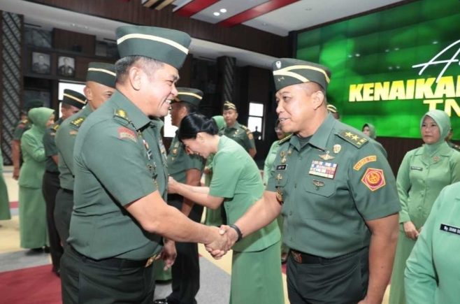  Kepala Staf Angkatan Darat (Kasad) Jenderal TNI Maruli Simanjuntak, menerima Laporan Korps Kenaikan Pangkat 23 Perwira Tinggi (Pati) TNI AD di Markas Besar Angkatan Darat (Mabesad), Jakarta, Selasa (26/8/2025).