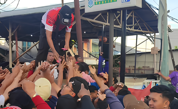 Suasana lautan manusia saat berebutan kupon undian di acara Fun Run dan Fun Walk dalam rangka HUT ke-80 RI di Kantor Bupati Kubu Raya. Warga menilai Pembagian kupon undian dilakukan dengan asal-asalan. (Dok. Tiktok/@calonceo.no1)