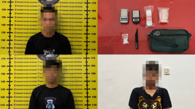 Ketiga tersangka beserta sejumlah Barang bukti narkotika jenis sabu. Foto: HO/Faktakalbar.id