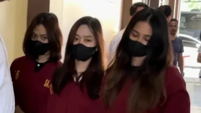 Tiga pelaku perundungan remaja perempuan di Pontianak yang kini telah ditetapkan sebagai tersangka oleh polisi. Kasus ini menjadi viral setelah video kekerasan mereka tersebar di media sosial. (Dok. Ist)