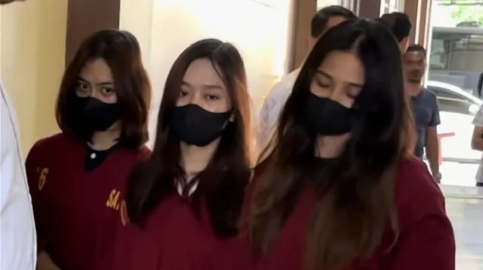 Tiga pelaku perundungan remaja perempuan di Pontianak yang kini telah ditetapkan sebagai tersangka oleh polisi. Kasus ini menjadi viral setelah video kekerasan mereka tersebar di media sosial. (Dok. Ist)