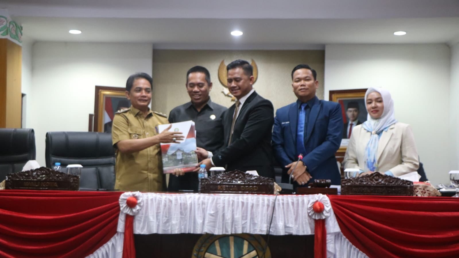 Ketua DPRD Kota Pontianak Satarudin menyerahkan pandangan umum Fraksi-fraksi DPRD Kota Pontianak tentang APBD Perubahan Tahun Anggaran 2025 kepada Wakil Wali Kota Pontianak Bahasan.