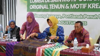Ketua Dekranasda Kota Pontianak Yanieta Arbiastutie saat menyampaikan penjelasan terkait Lomba Desain Motif Corak Insang dalam press conference di Gedung UMKM Center.