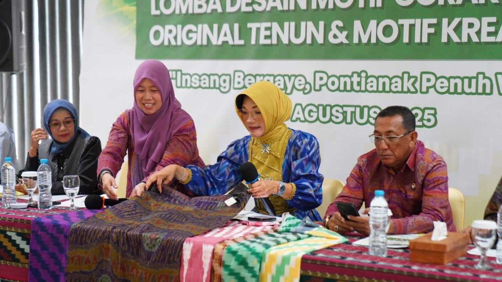 Ketua Dekranasda Kota Pontianak Yanieta Arbiastutie saat menyampaikan penjelasan terkait Lomba Desain Motif Corak Insang dalam press conference di Gedung UMKM Center.
