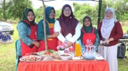 Ketua Dekranasda Kabupaten Sambas Yunisa saat meninjau stand ibu-ibu yang mengolah ubur-ubur menjadu makanan pada Festival Pesisir Temajuk beberapa waktu lalu.