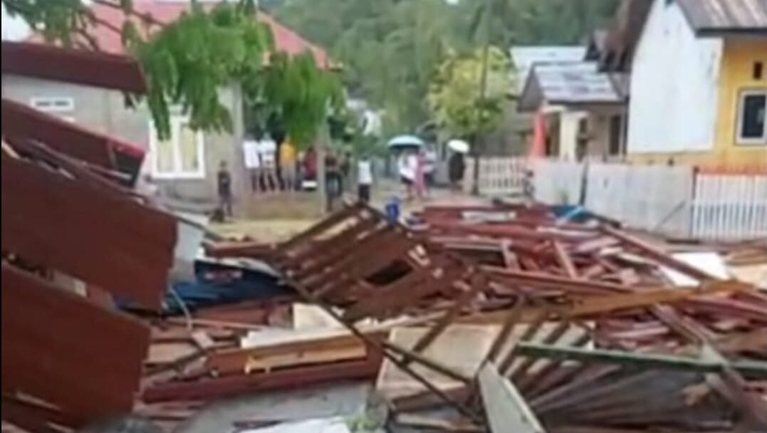 Kondisi bangunan yang terdampak cuaca ekstrem di Desa Ponelo, Kecamatan Ponelo Kepulauan, Kabupaten Gorontalo Utara, Provinsi Gorontalo, Minggu (3/8/2025). Foto: HO/Faktakalbar.id