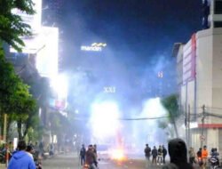 Bentrokan Meluas, Mal Terbesar di Surabaya Tutup Darurat