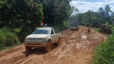 Kondisi jalan utama di Kecamatan Suti Semarang, Bengkayang, yang rusak parah dan berlumpur sehingga menyulitkan aktivitas warga sehari-hari.