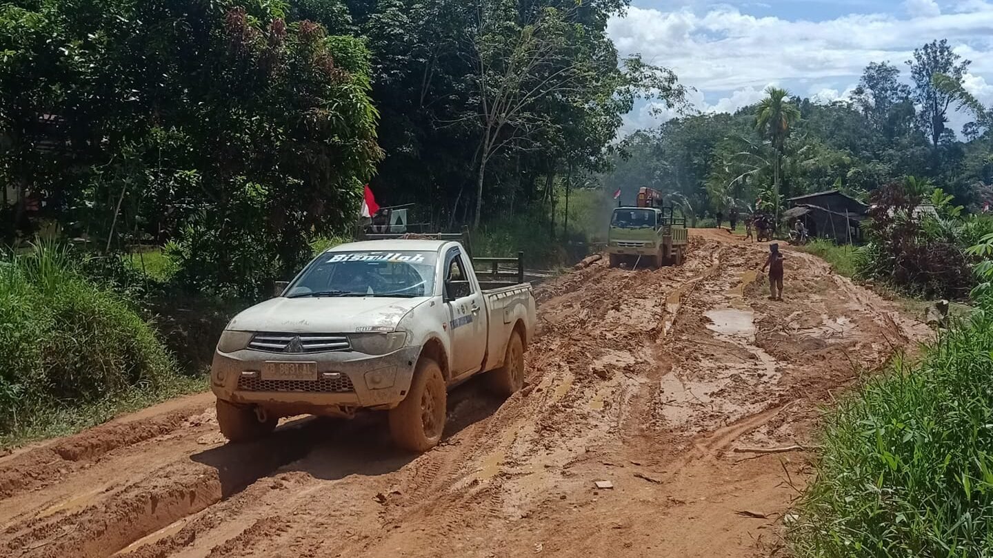 Kondisi jalan utama di Kecamatan Suti Semarang, Bengkayang, yang rusak parah dan berlumpur sehingga menyulitkan aktivitas warga sehari-hari.