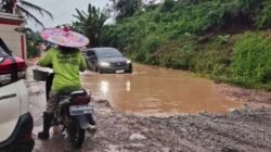 Kondisi Jalan Sidas-Darit di Dusun Dangku, Kabupaten Landak, yang rusak parah dan tergenang air, menyulitkan pengendara yang melintas pada Rabu (13/8/2025).