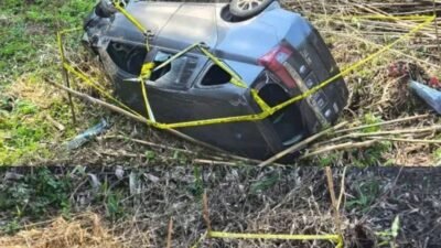 Olah tempat kejadian perkara (TKP) kecelakaan yang menewaskan seorang pengendara motor di Jalan Raya Ngole, Kecamatan Sajingan Besar, Rabu (27/8/2025).