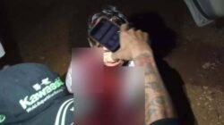 Korban mengalami luka serius di leher usai diserang secara tiba-tiba oleh pelaku.