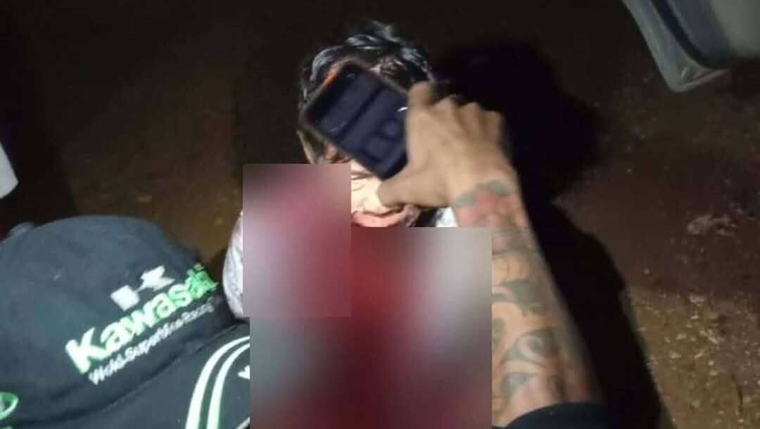 Korban mengalami luka serius di leher usai diserang secara tiba-tiba oleh pelaku.