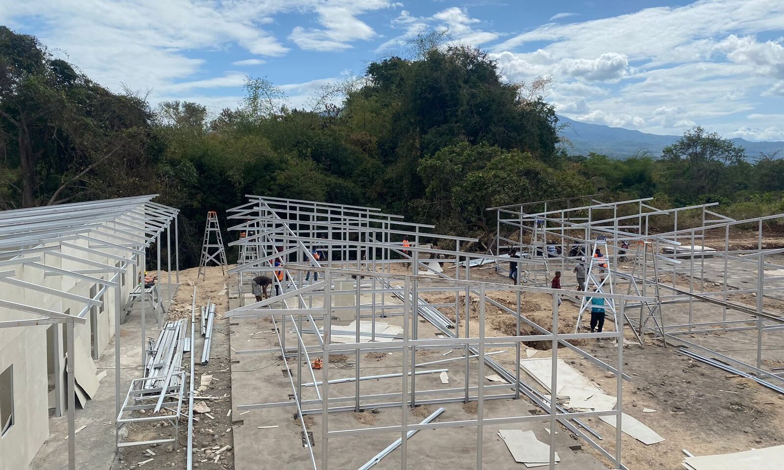 Kondisi pembangunan hunian sementara yang berada di Desa Konga, Kecamatan Titehena, Kabupaten Flores Timur, Nusa Tenggara Timur.