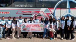 Para pelajar perwakilan Kabupaten Kapuas Hulu berfoto bersama pendamping sebelum berkompetisi di ajang FLS2N tingkat Provinsi Kalbar 2025.