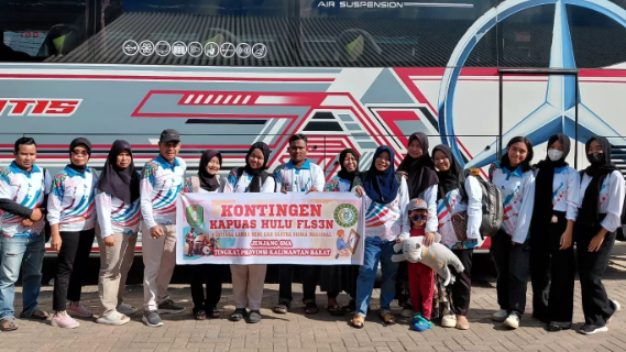 Para pelajar perwakilan Kabupaten Kapuas Hulu berfoto bersama pendamping sebelum berkompetisi di ajang FLS2N tingkat Provinsi Kalbar 2025.